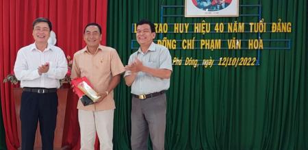 TRAO HUY HIỆU 40 NĂM TUỔI ĐẢNG CHO ĐỒNG CHÍ PHẠM VĂN HÒA TRAO HUY HIỆU 40 NĂM TUỔI ĐẢNG CHO ĐỒNG CHÍ PHẠM VĂN HÒA