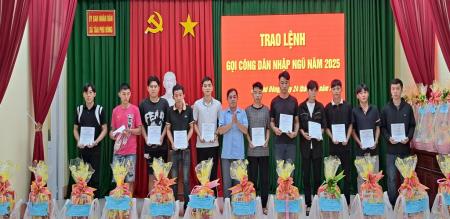 ỦY BAN NHÂN DÂN XÃ TÂN PHÚ ĐÔNG TRAO LỆNH GỌI CÔNG DÂN NHẬP NGŨ NĂM 2025 ỦY BAN NHÂN DÂN XÃ TÂN PHÚ ĐÔNG TRAO LỆNH GỌI CÔNG DÂN NHẬP NGŨ NĂM 2025