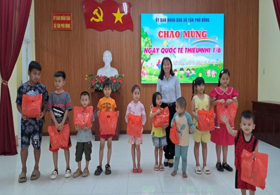 TƯNG BỪNG NGÀY HỘI THIẾU NHI 1/6 TẠI XÃ TÂN PHÚ ĐÔNG TƯNG BỪNG NGÀY HỘI THIẾU NHI 1/6 TẠI XÃ TÂN PHÚ ĐÔNG